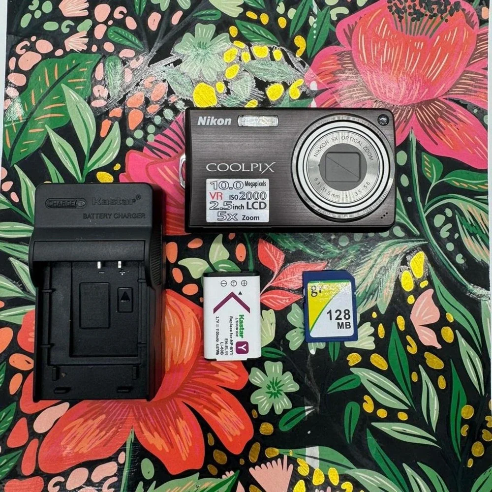 Nikon Coolpix S550 10.0MP Digital Camera Black 5x Zoom Bundle Charger Card